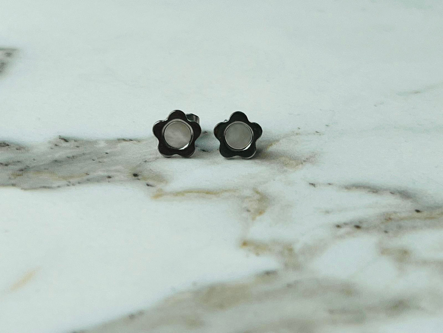 Oorbel bloem parelwit zilver per stuk