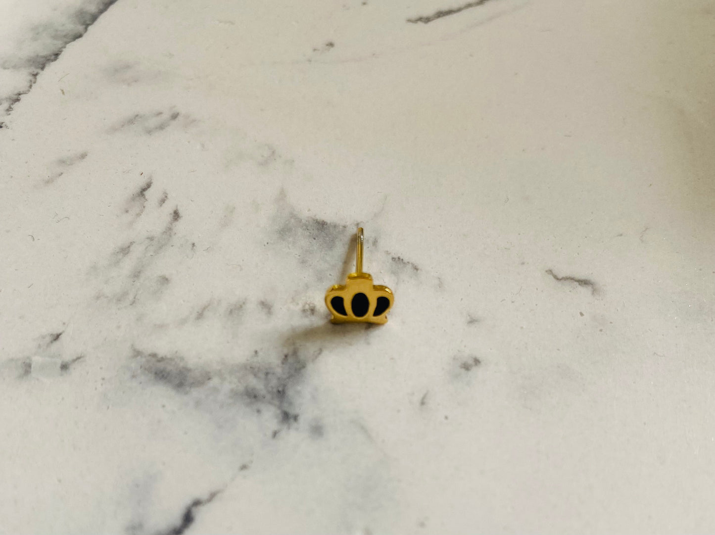 Oorbel kroon goud zwart per stuk