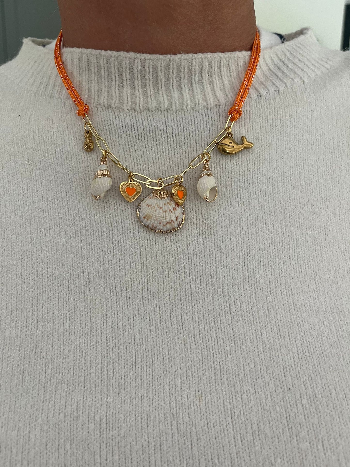 Ketting met oranje koord en schelpen