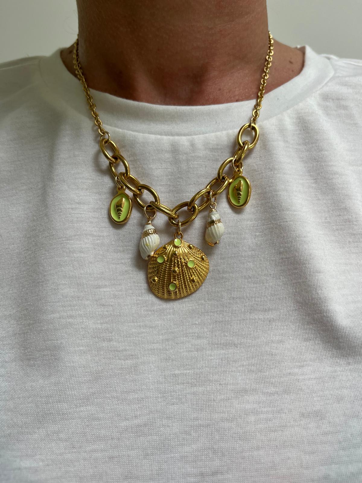 Lange gouden ketting met goud/groene schep en bedels