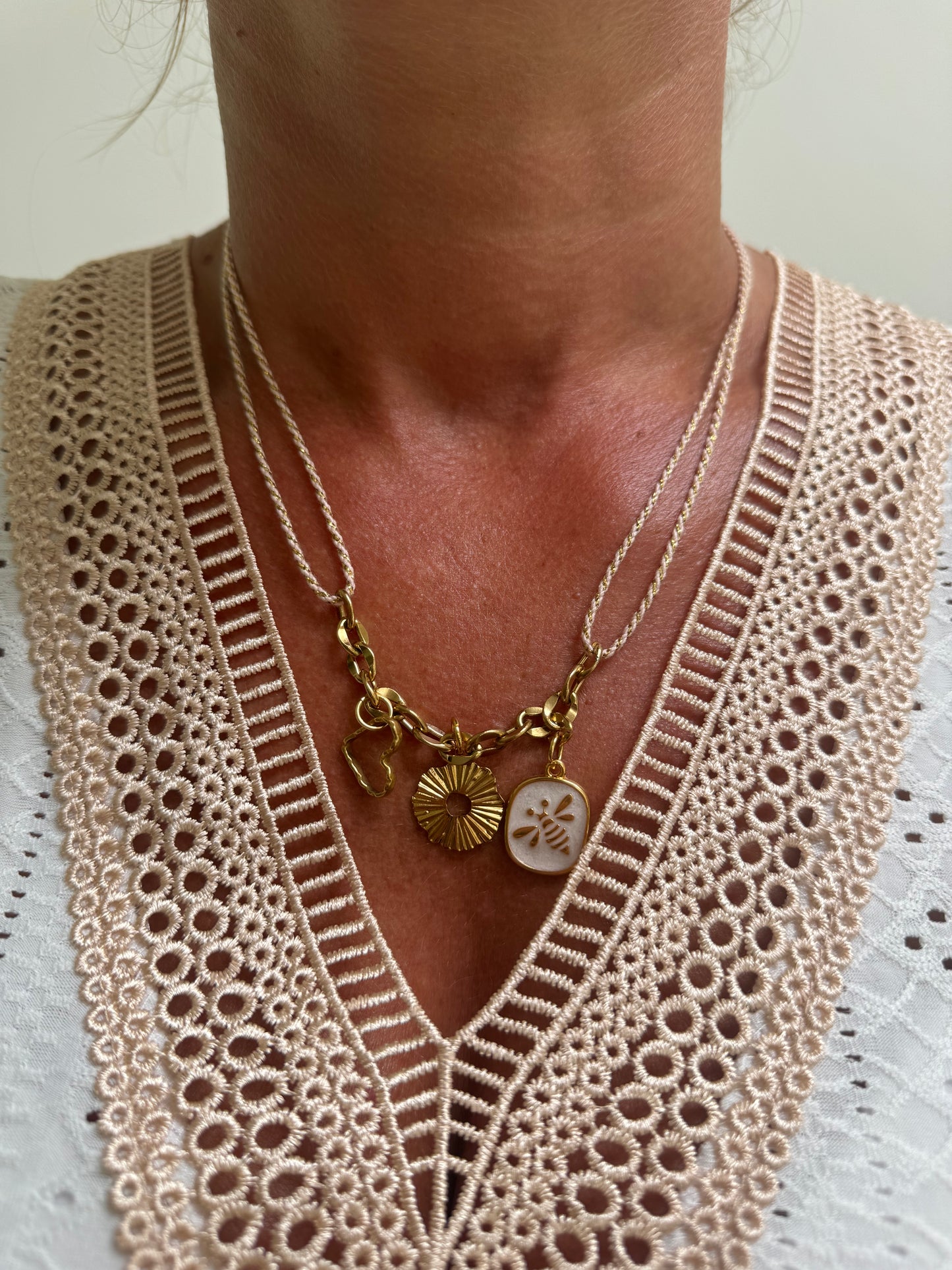 Ketting met goud/roos touw en drie bedels