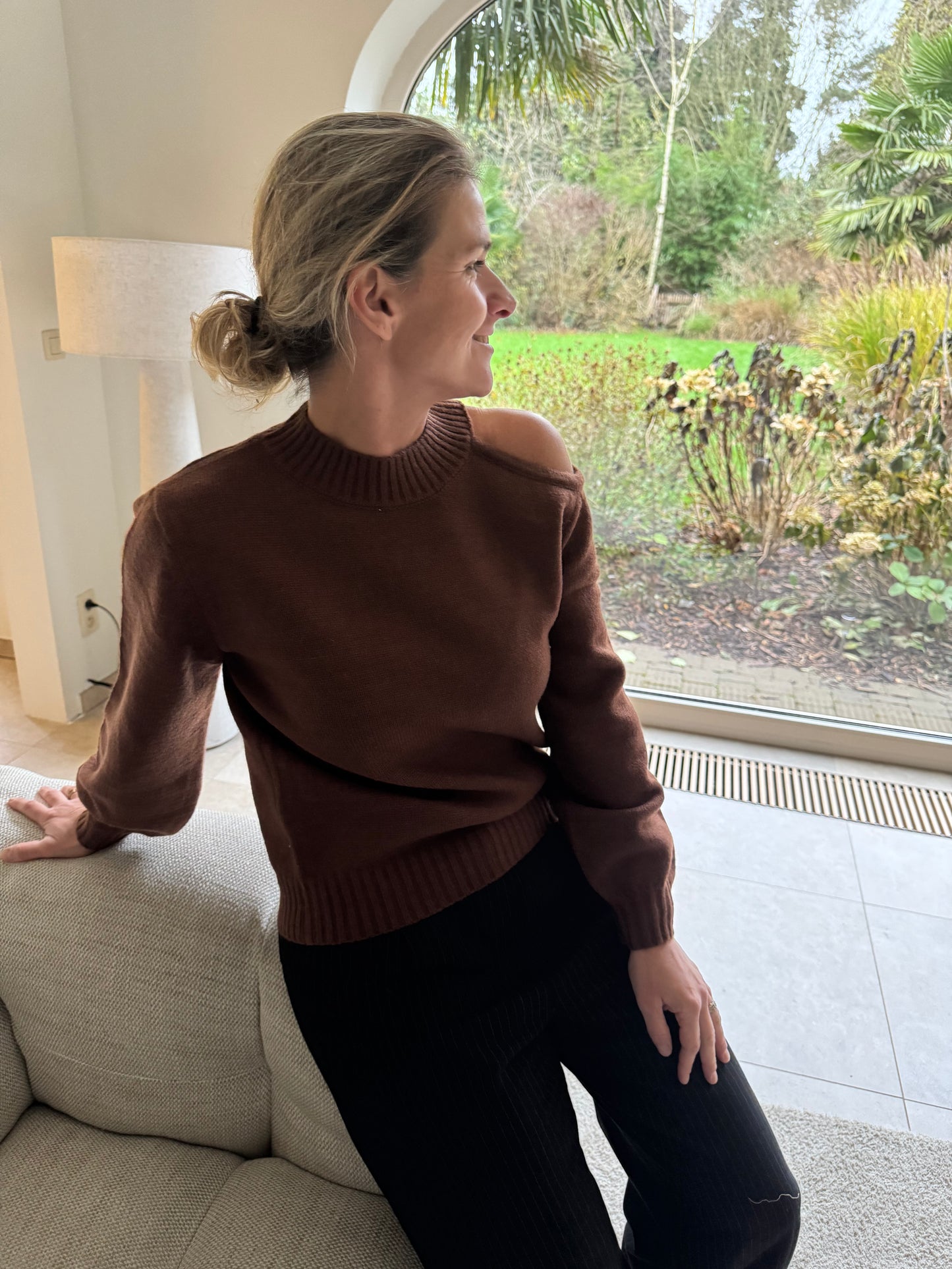 Trui met open schouder bruin