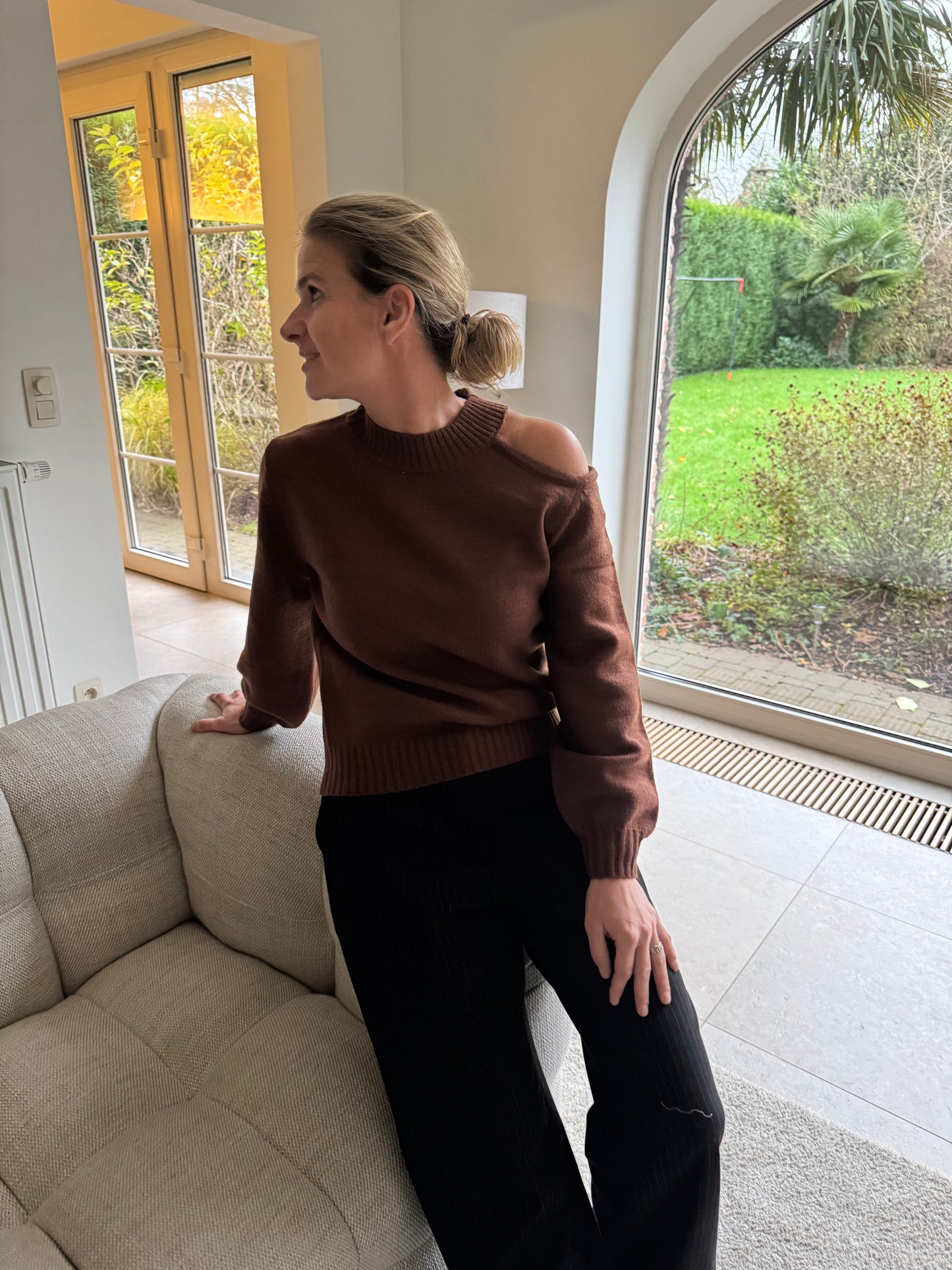 Trui met open schouder bruin