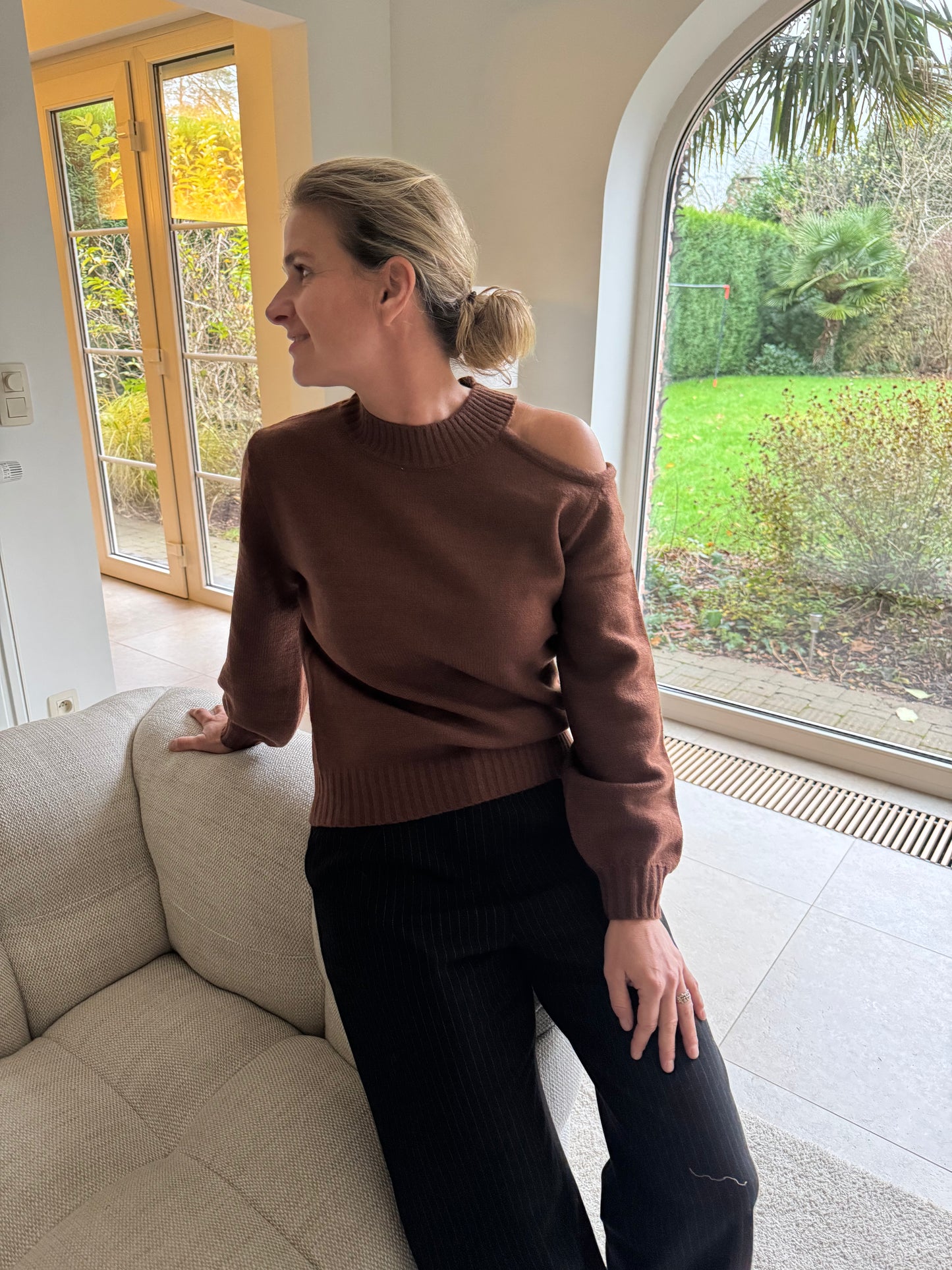 Trui met open schouder bruin